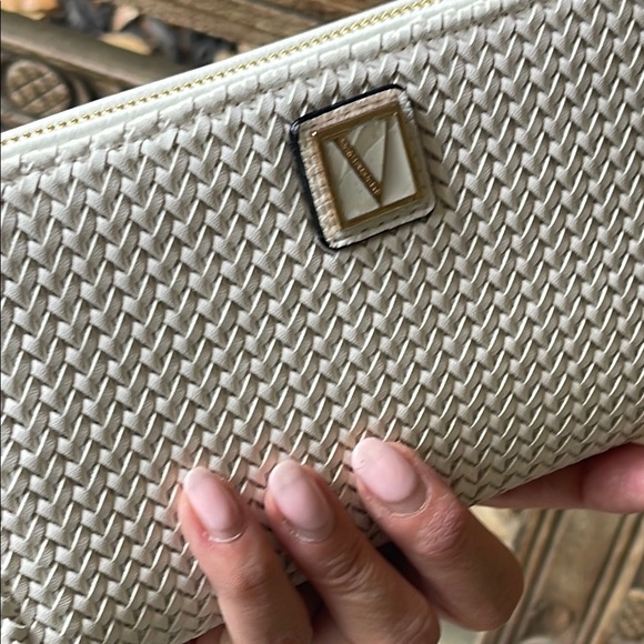 Victoria's Secret White Woven Wallet - Picture 9 of 9